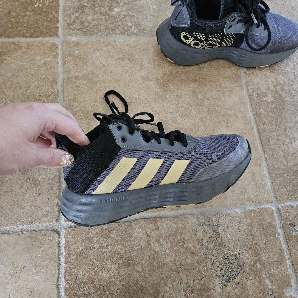 Boys Adidas Basketball Shoes sz 3
